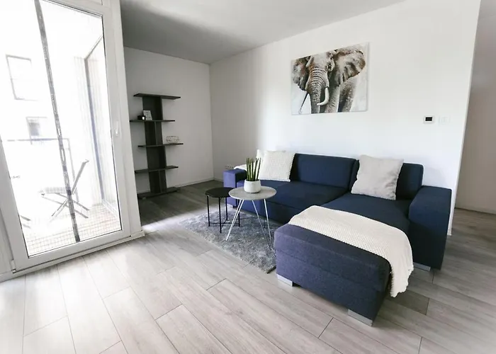 Modern Urban Flat - Near Downtown, Parking 아파트 프레쇼브